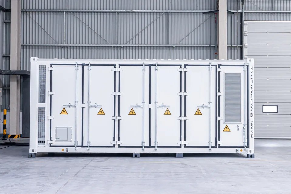 Contêiner industrial de armazenamento de energia em baterias com portas de acesso e placas de alerta elétrico