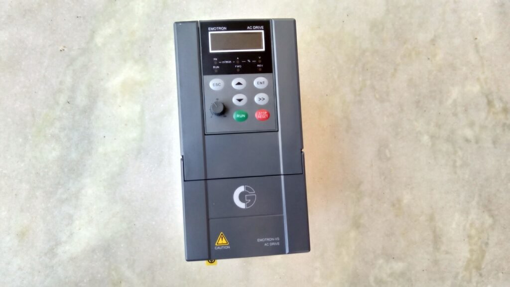 Inversor de frequência industrial com painel de controle e visor digital