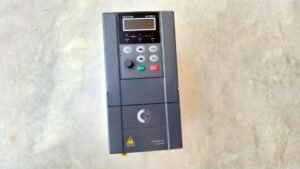 Inversor de frequência industrial com painel de controle e visor digital