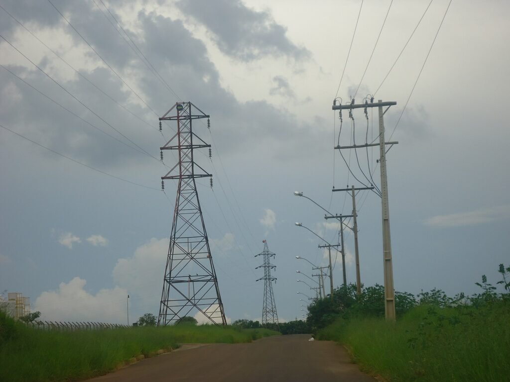 Torres de linha de transmissão de energia sob céu nublado em Três Pontas, Minas Gerais