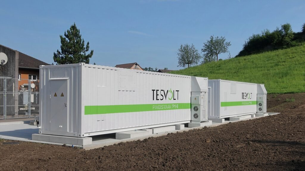 Dois contêineres brancos de um sistema de armazenamento de energia em baterias instalados ao ar livre
